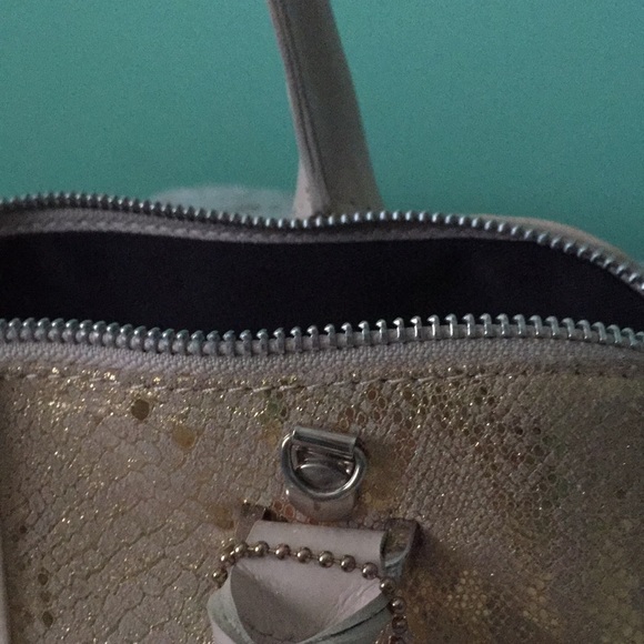 Purses look like new - Picture 3 of 7